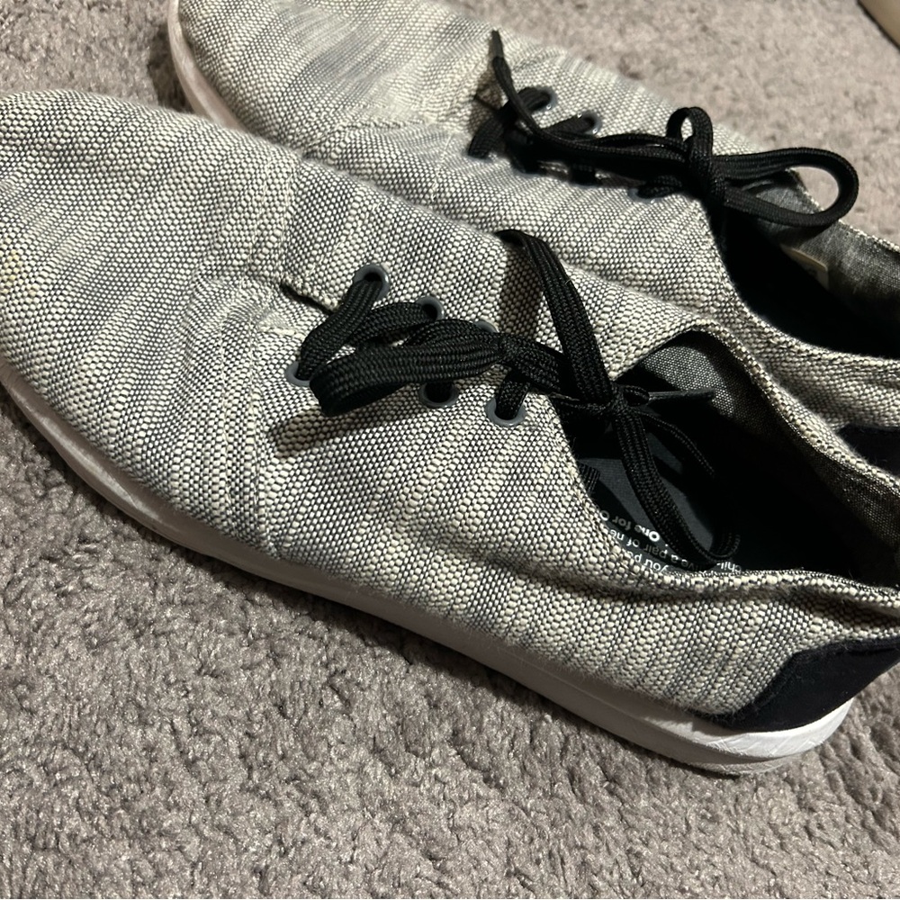 Toms Sneakers Size 8